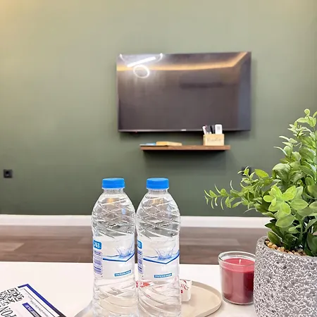 Centre 5 Mins To شقة